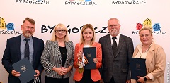 Pamiątkowe zdjęcie z prezydent Iwoną Waszkiewicz (w środku), z lewej Krzysztof Badowski, z prawej Karolina Rzepa, Kazimierz Fiut, Georginia Myler. 